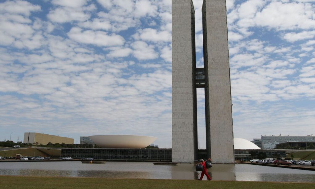 Congresso derruba veto à lei que proíbe arquitetura hostil