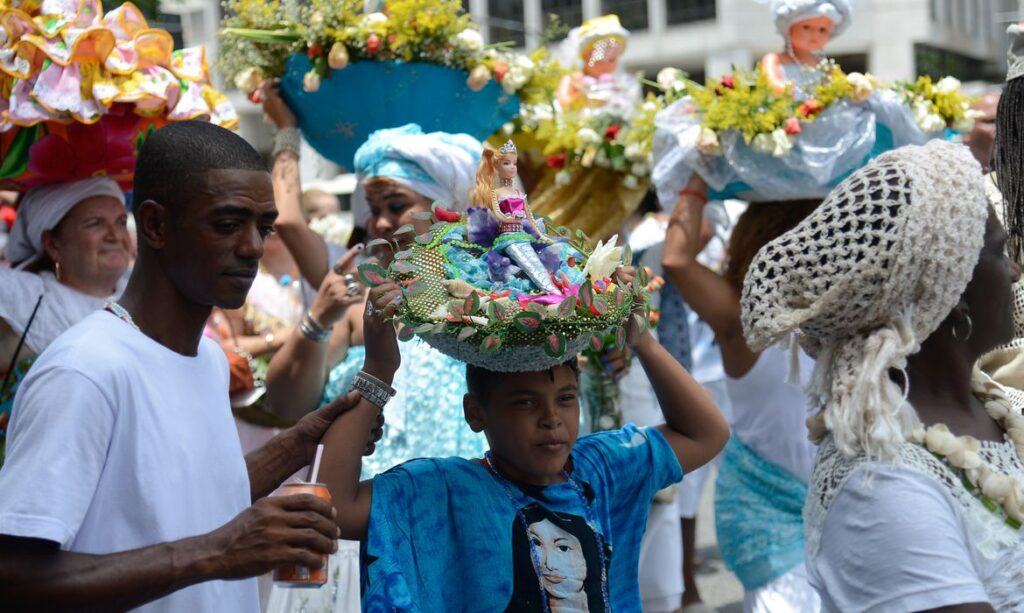 Cariocas comemoram o Dia de Iemanjá no Arpoador