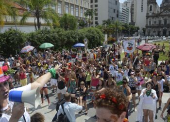 Quarta-feira de Cinzas ainda tem blocos nas ruas no Rio