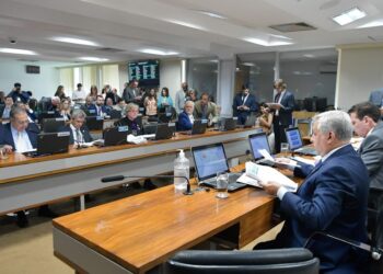 Projeto de lei isenta empresas de pagarem INSS e FGTS de aposentados contratados