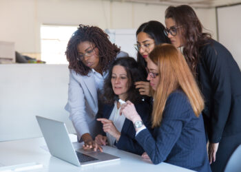 7 em cada 10 mulheres abriram mão da saúde física ou de hobbies em prol do trabalho