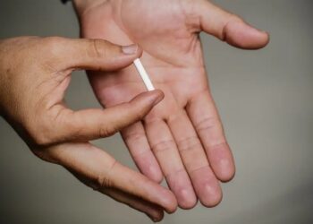 Associação de Hormonologia critica decisão da Anvisa de suspender implantes hormonais manipulados