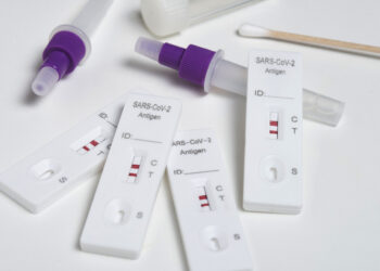 COVID-19: secretarias estaduais de saúde registraram tendência de queda de casos no DF, GO e RJ