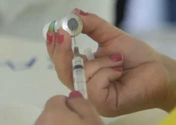 Covid-19: casos e mortes pela doença recuam mais de 12% na média móvel; influenza e VSR seguem em alta