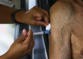 Fiocruz indica aumento de casos de covid-19 em idosos no país