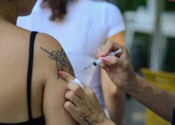 InfoGripe: Covid-19 e rinovírus mantêm aumento dos casos