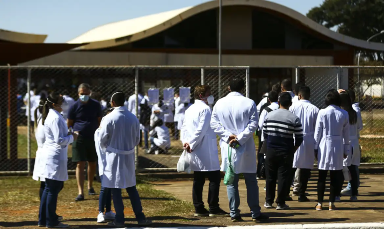 Médicos: 93% das regiões do RS apresentam níveis abaixo do recomendado pela OCDE; rejeição de novos cursos de medicina pode agravar situação