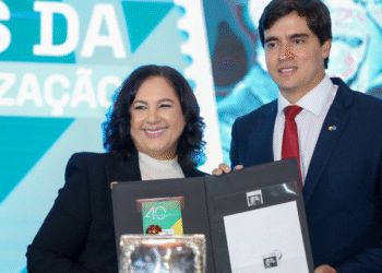 Ministério das Comunicações e Correios lançam selo em comemoração aos 40 anos da redemocratização do Brasil