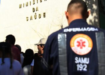 PISO DA ENFERMAGEM: profissionais cobram retroativo para acerto de contas