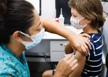 Pós-enchentes no RS: é preciso manter a caderneta de vacinação das crianças em dia, orienta UNICEF