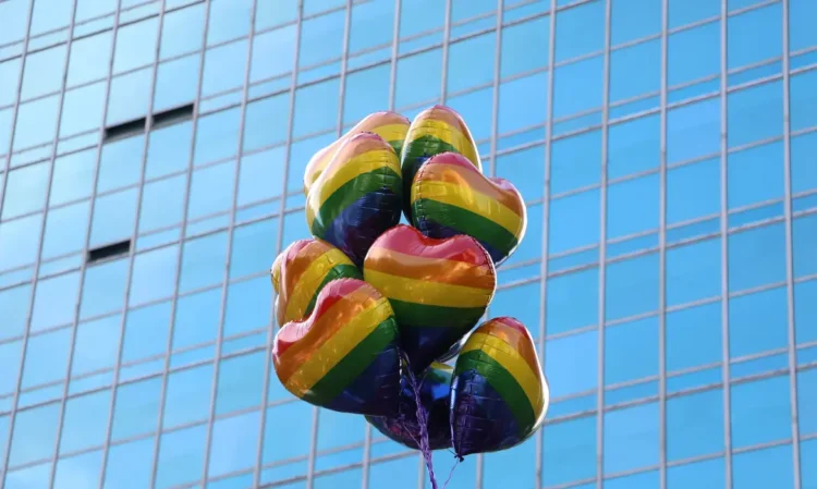 Mais de 60% dos projetos sobre pessoas trans em assembleias visam ampliar direitos