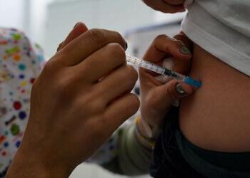 Gripe: vacinação segue em Florianópolis (SC) para aumentar adesão do público prioritário