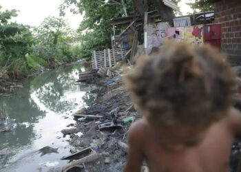 Falta de saneamento leva mais de 100 mil crianças à internação em 2024