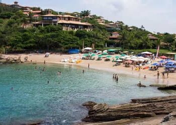 Taxa ambiental ganha força em destinos turísticos para preservar cidades e garantir turismo sustentável