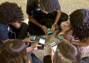 Governo regulamenta ECA Digital e proíbe rolagem infinita para crianças e adolescentes