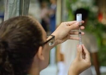 InfoGripe: casos de SRAG avançam no país; vacinação é a principal forma de proteção