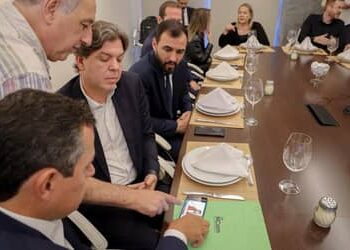 Ministro das Comunicações realiza teste de transmissão da TV 3.0 em celulares