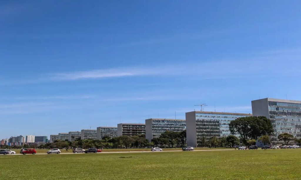 Senado aprova reestruturação de carreiras federais com mais de 24 mil novos cargos