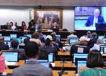 Após pedido de vista, comissão da Câmara adia votação do fim da escala 6×1