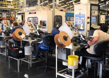 Empresários alertam para perda de competitividade e dificuldade operacional com fim da escala 6×1